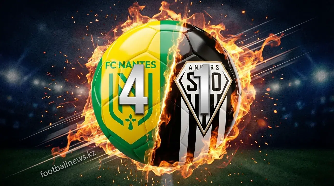 Игроки Анже празднуют гол в ворота Нанта на стадионе Раймон Копа